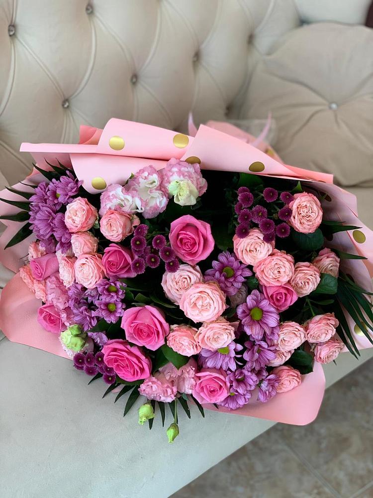 Букет цветов из: Хризантемы, Розы и Лизиантусы в Семеновке