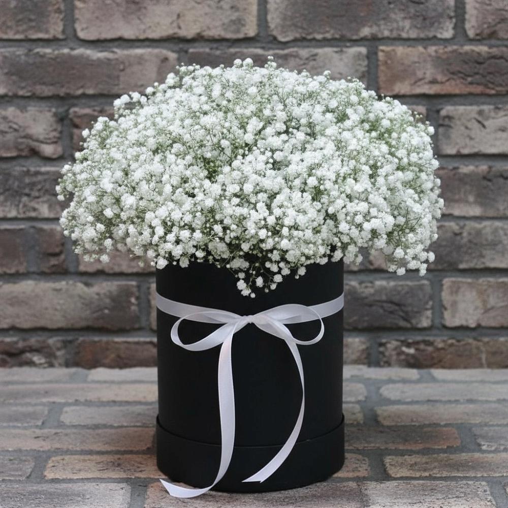 Цветочная композиция из Гипсофила в шляпной коробке в Семеновке