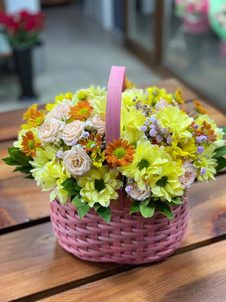 Цветочная композиция из Хризантемы и Розы в корзине в Семеновке