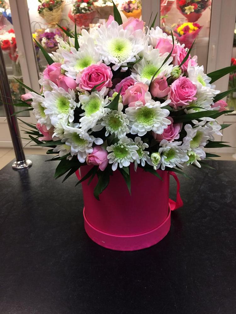 Цветочная композиция из Розы и Хризантемы в шляпной коробке в Семеновке