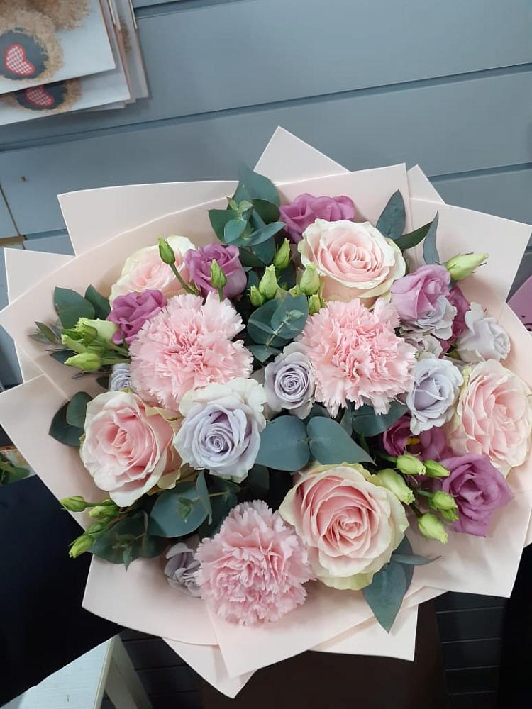 Букет цветов из: Розы, Гвоздики и Лизиантусы в Семеновке