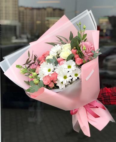 Букет цветов из: Розы, Лизиантусы и Хризантемы в Семеновке